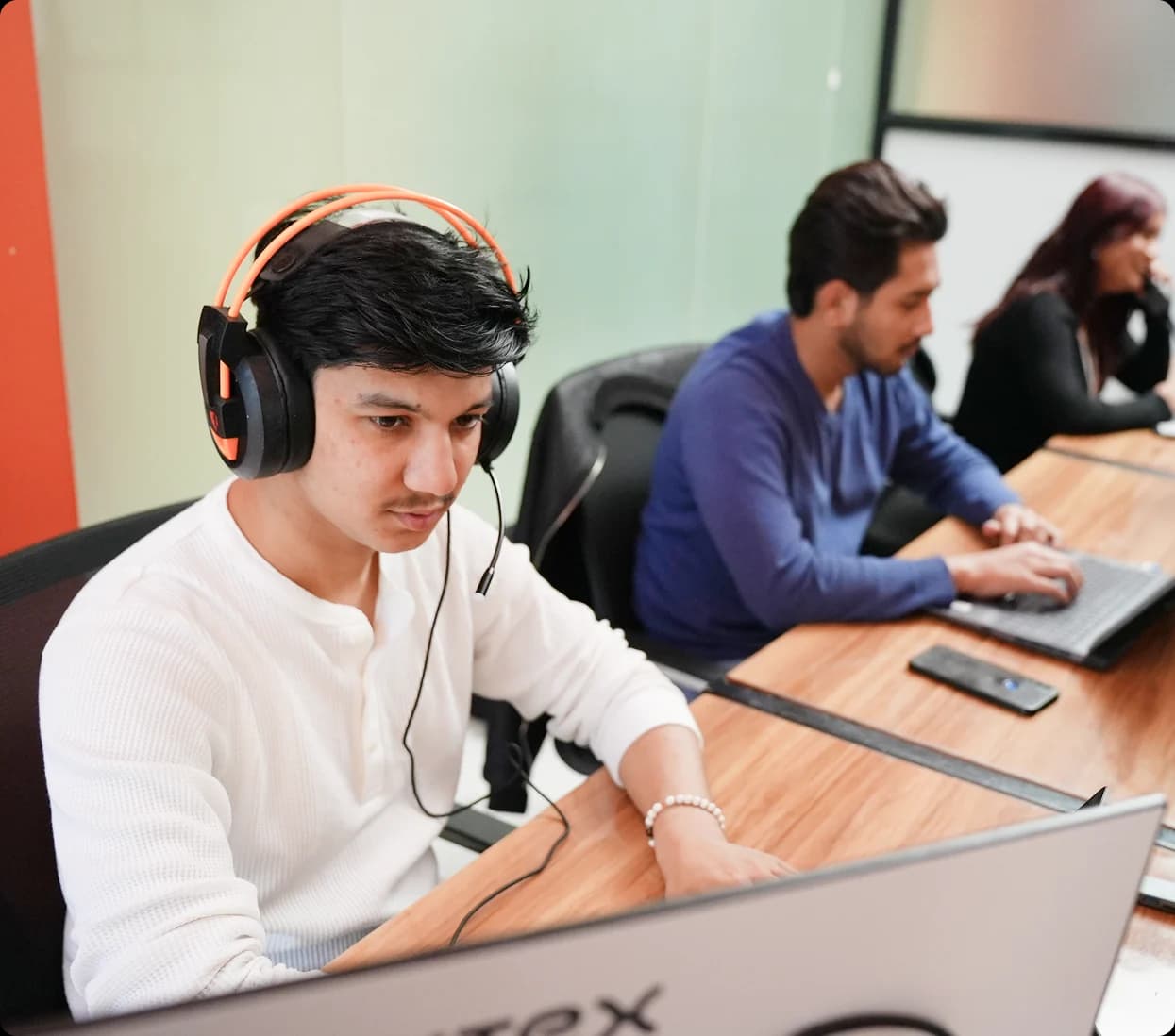 24/7 live chat technical support representative assisting clients 24/7 live chat technical support representative assisting clients